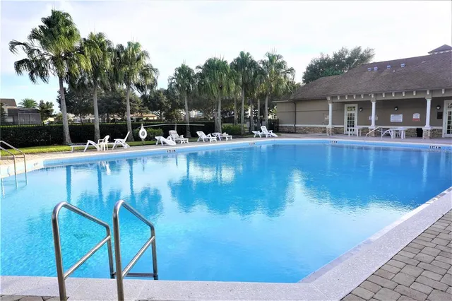 a view of a back yard