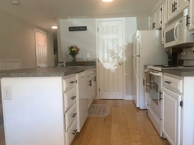 $2,600 | 508 Piscassic Street, Newmarket, NH 03857