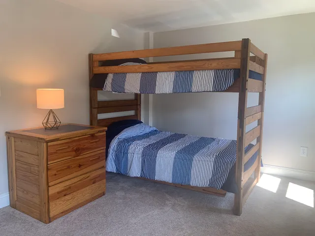 $2,600 | 508 Piscassic Street, Newmarket, NH 03857