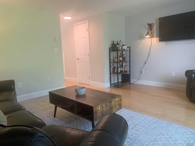 $2,600 | 508 Piscassic Street, Newmarket, NH 03857