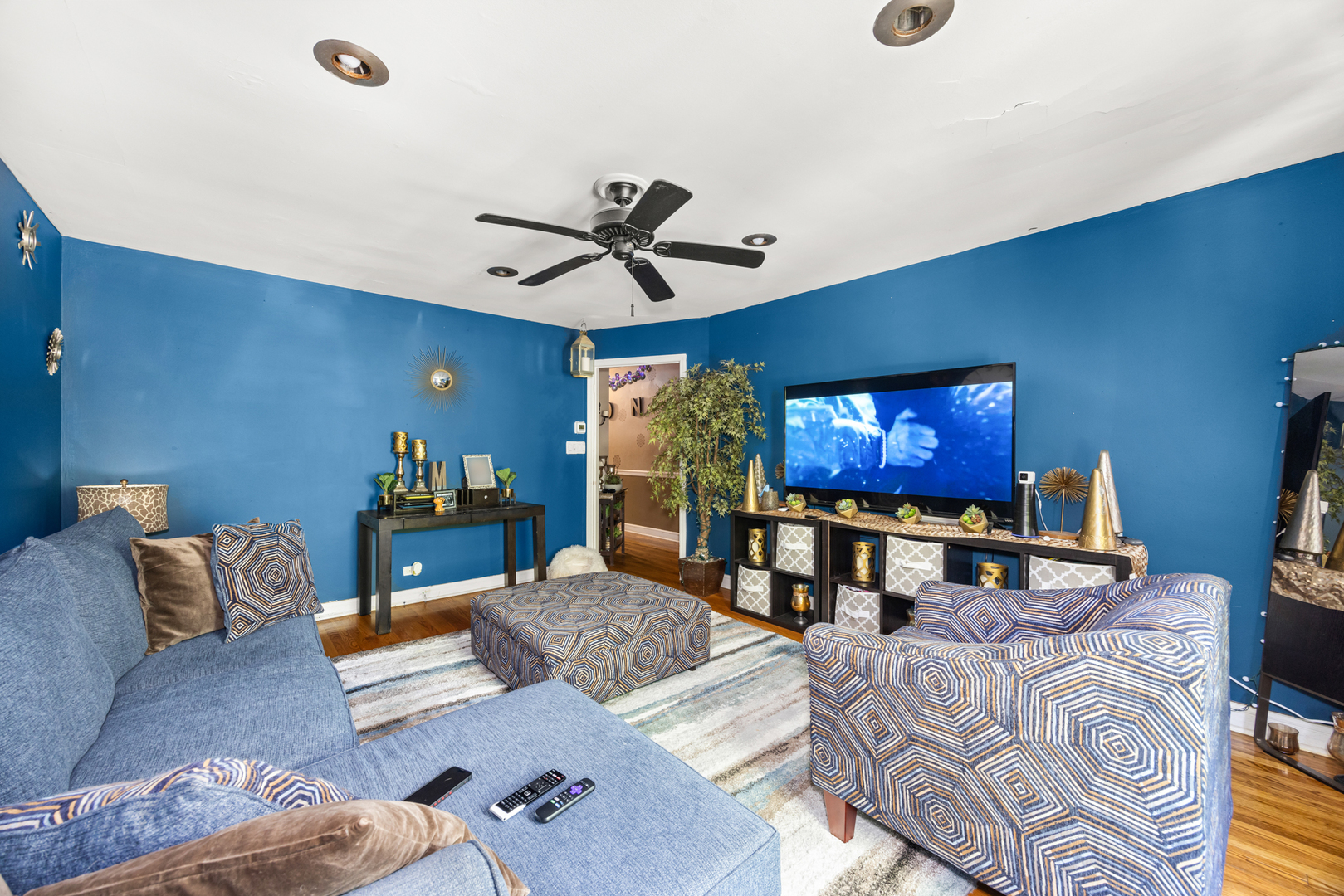 1406 Brummel Street Evanston, IL 60202 - Photo 7 of 20 a living room with furniture and a flat screen tv