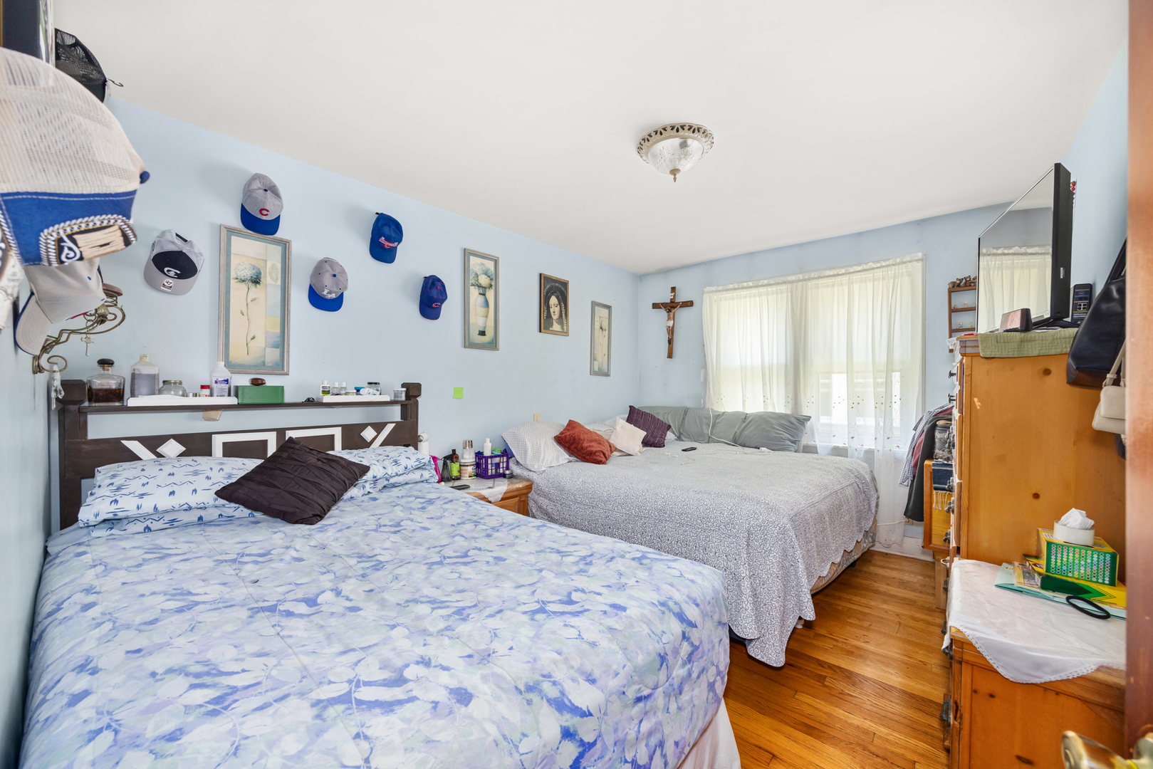 1406 Brummel Street Evanston, IL 60202 - Photo 10 of 20 a bedroom with two beds and a dresser