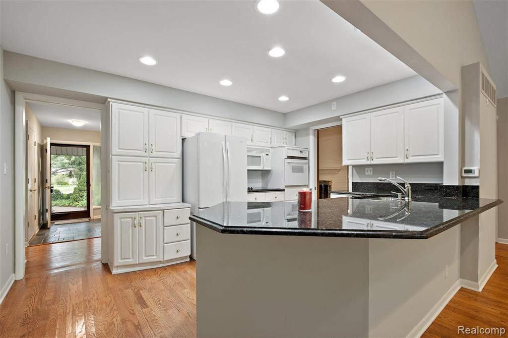 225 Orchardale Drive Rochester Hills, MI 48309 - Photo 18 of 34