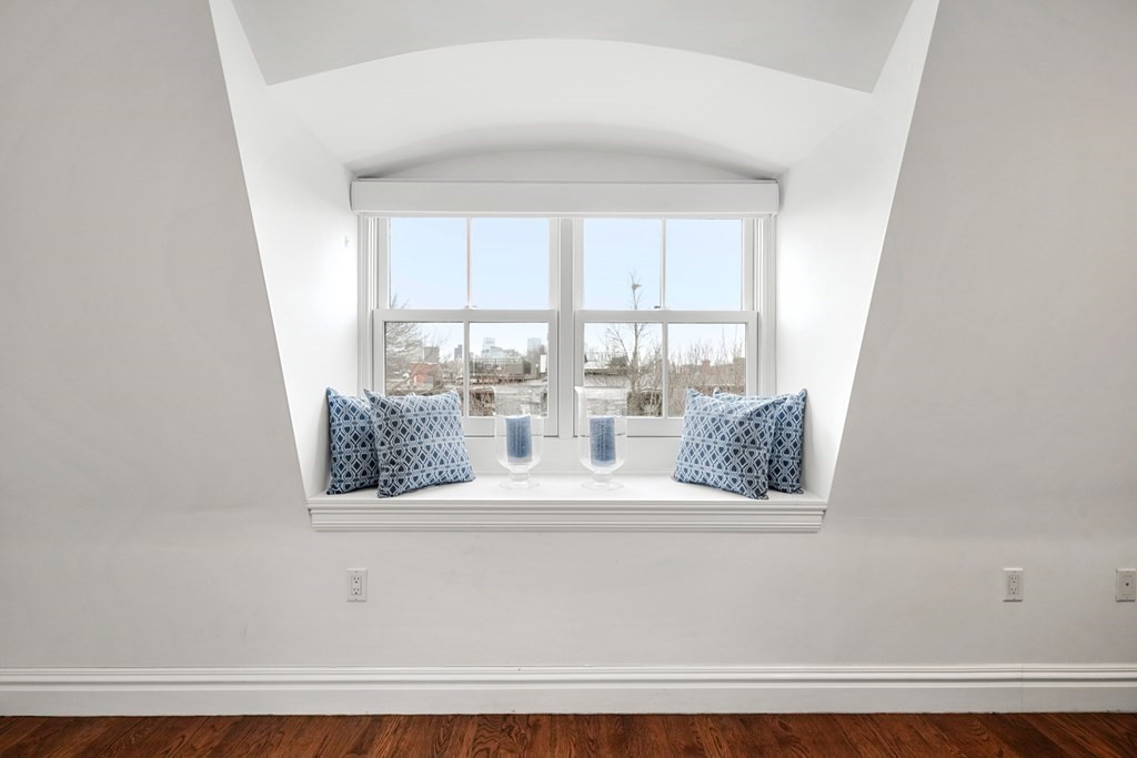 212 West Springfield Street, Unit 2 Boston, MA 02118 - Photo 28 of 41 a close view of dining table
