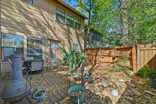 a view of a chairs and table in backyard