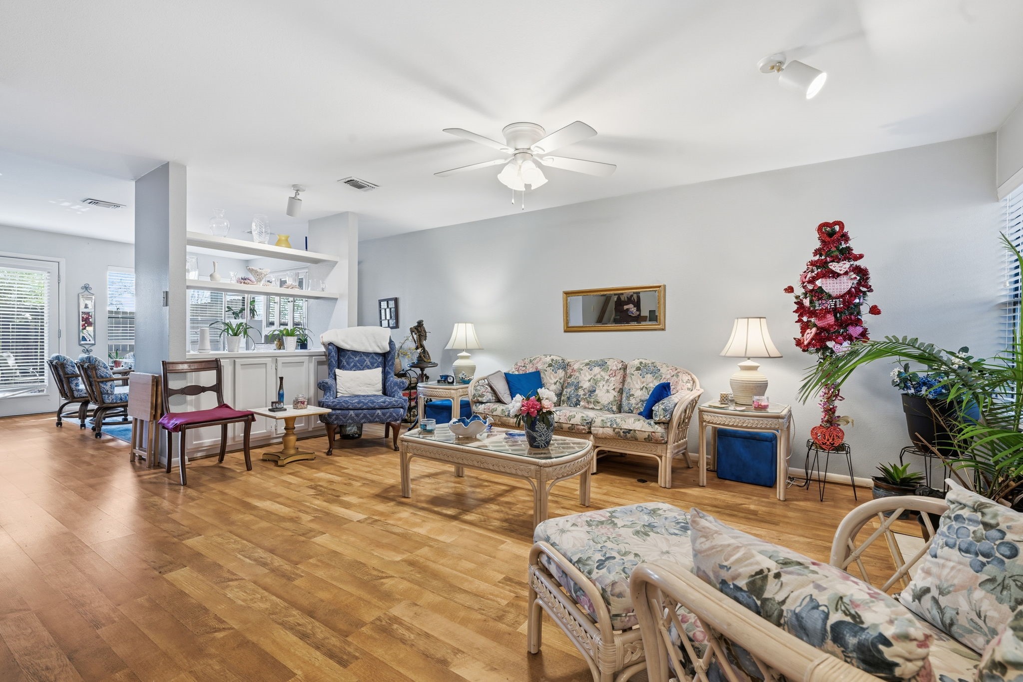 4 Sawmill Grove Lane Spring, TX 77380 - Photo 9 of 27 a living room with furniture and a chandelier