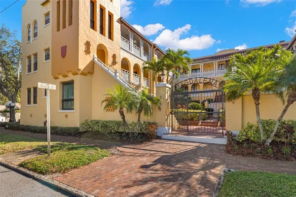$574,999 | 210 22nd Avenue Northeast, Unit 15, St. Petersburg, FL 33704