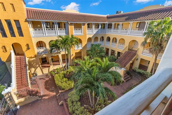 $574,999 | 210 22nd Avenue Northeast, Unit 15, St. Petersburg, FL 33704