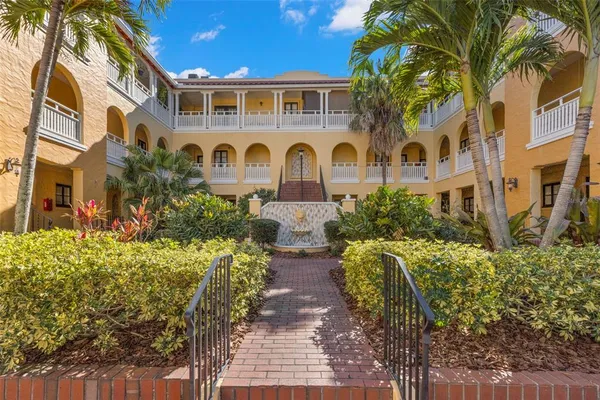 $574,999 | 210 22nd Avenue Northeast, Unit 15, St. Petersburg, FL 33704