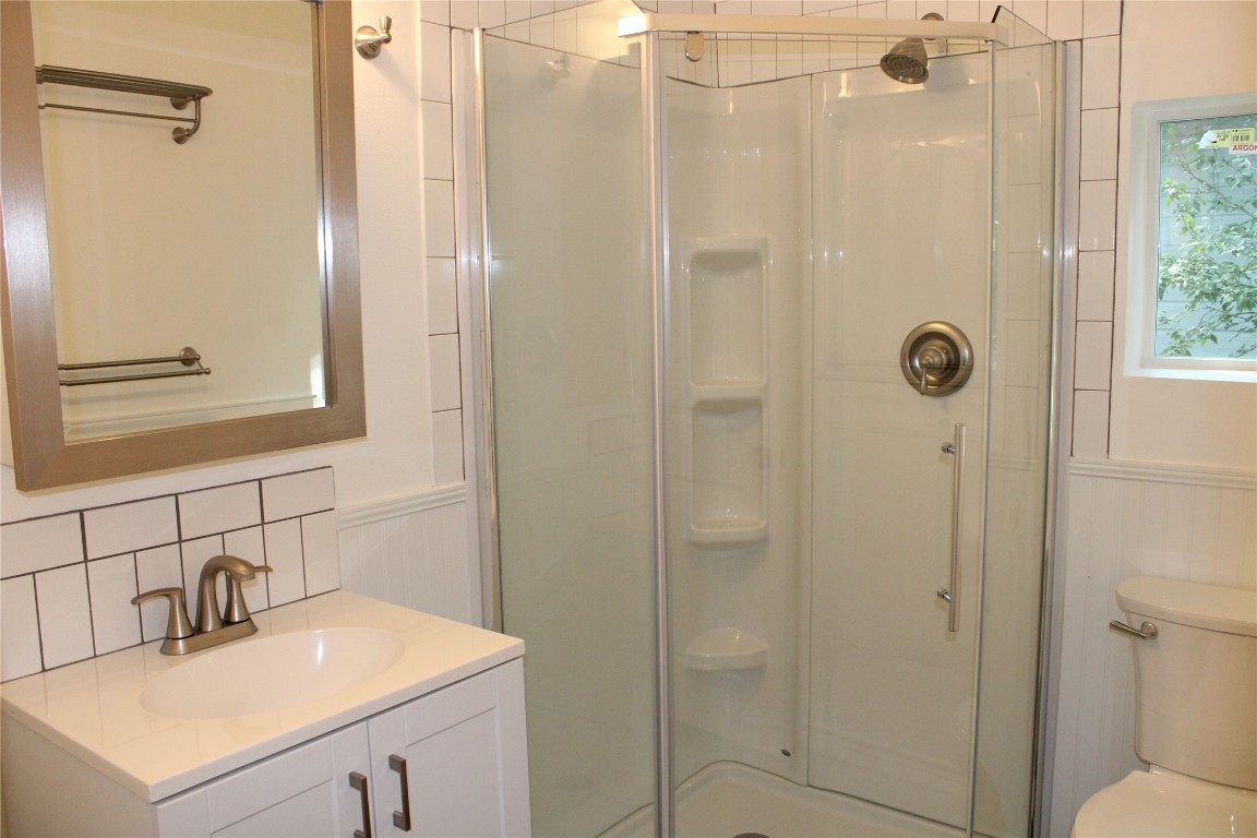 1515 Morrow Street Austin, TX 78757 - Photo 24 of 28 Bathroom 3 attached to bedroom 4