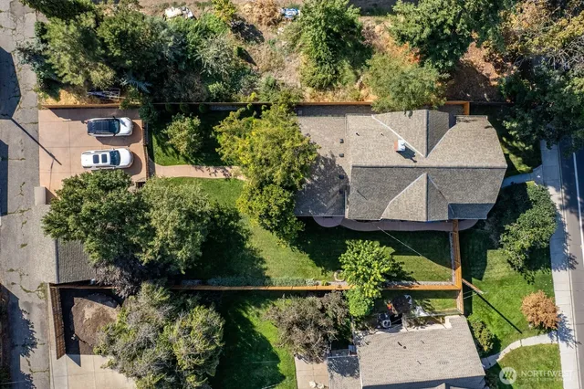 a picture of a wall with white and white walls