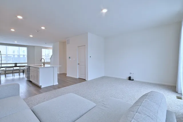 $3,800 | 332 Summit Circle, Lombard, IL 60148