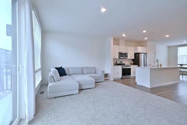 $3,800 | 332 Summit Circle, Lombard, IL 60148