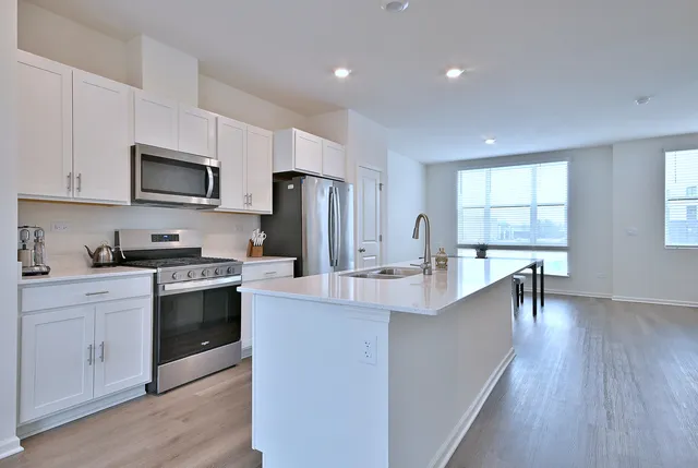 $3,800 | 332 Summit Circle, Lombard, IL 60148