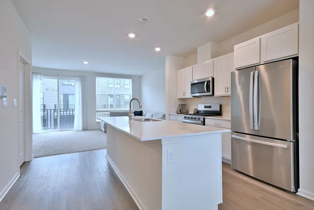 $3,800 | 332 Summit Circle, Lombard, IL 60148