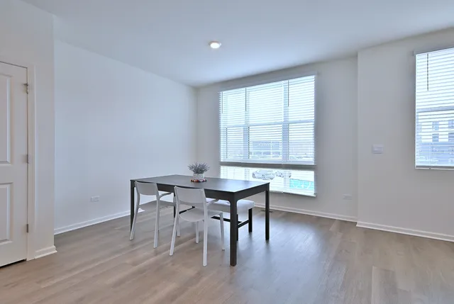 $3,800 | 332 Summit Circle, Lombard, IL 60148