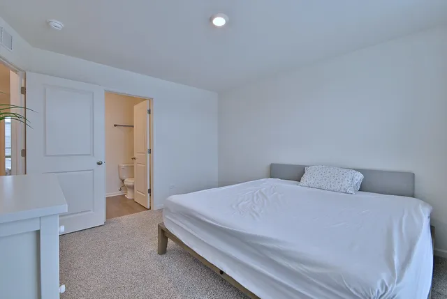 $3,800 | 332 Summit Circle, Lombard, IL 60148