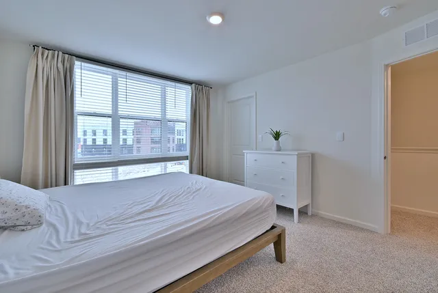 $3,800 | 332 Summit Circle, Lombard, IL 60148