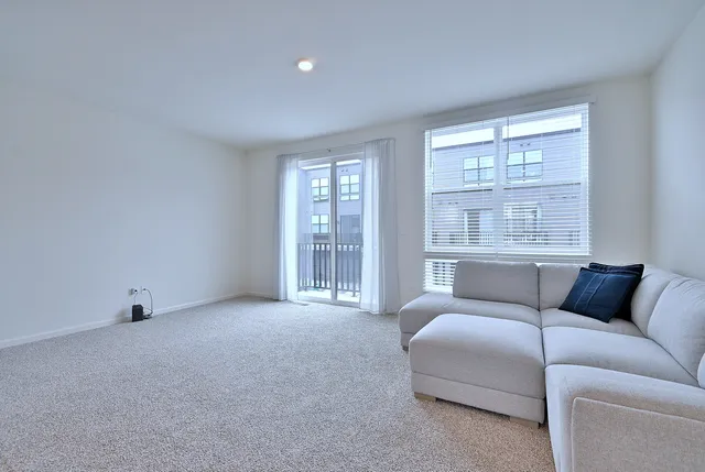 $3,800 | 332 Summit Circle, Lombard, IL 60148