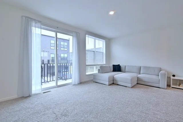 $3,800 | 332 Summit Circle, Lombard, IL 60148