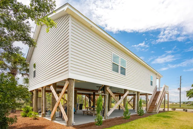 $1,325,000 | 31 9th Street West, Folly Beach, SC 29439