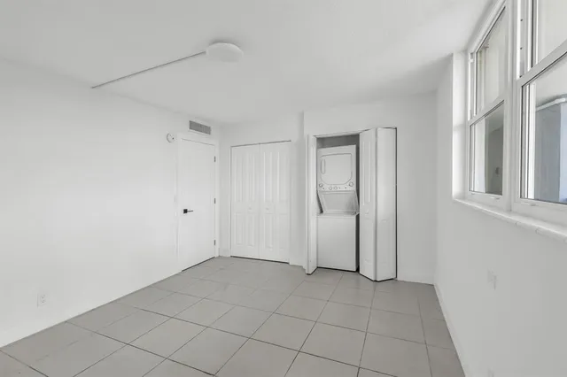 a view of a big room with closet and windows