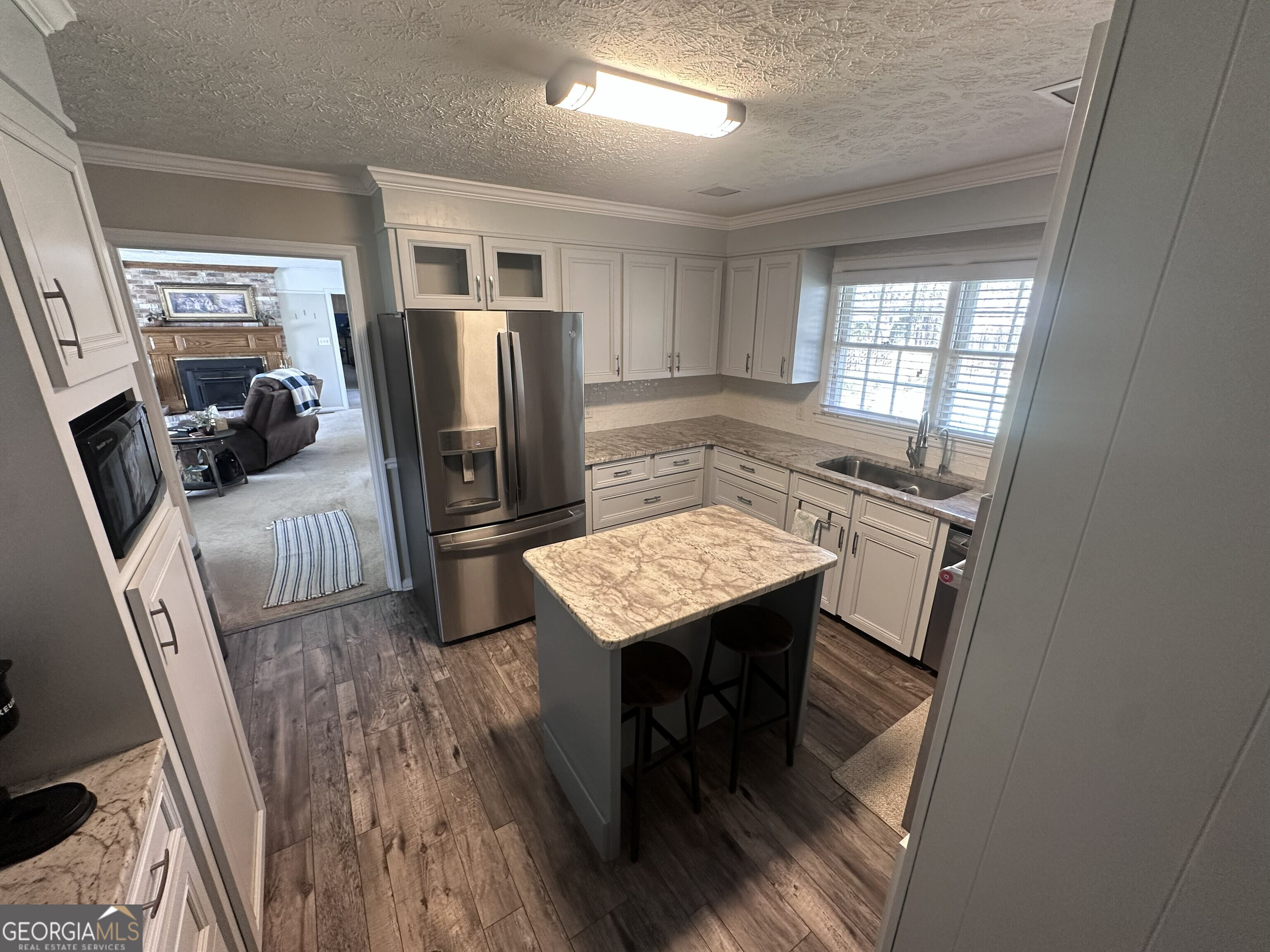 108 Sitton Avenue Gordon, GA 31031 - Photo 4 of 6 a living room with furniture and a table