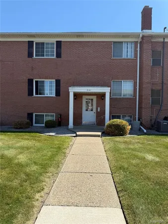 $84,900 | 8141 Denwood Drive, Unit 6, Sterling Heights, MI 48312