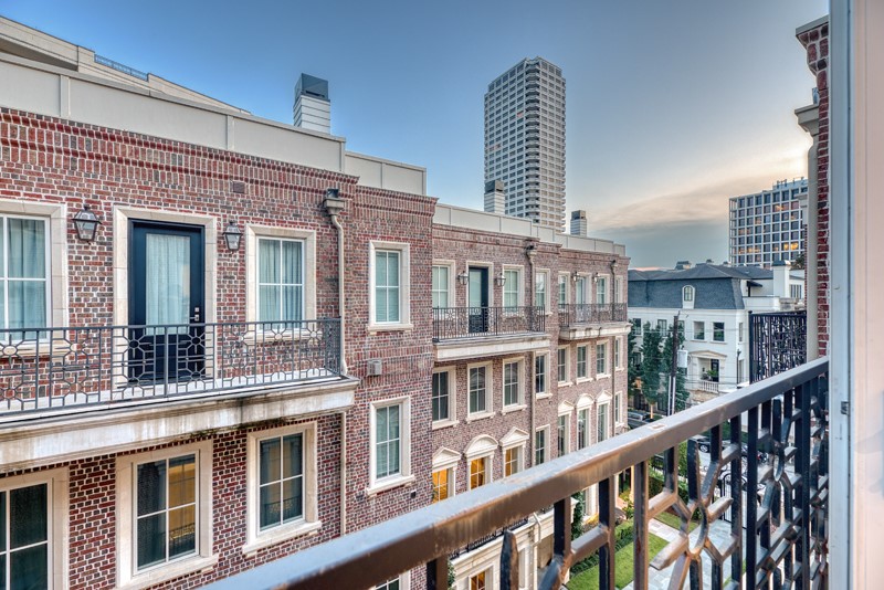 1913 Revere Street Houston, TX 77019 - Photo 30 of 40 a view of a building from a balcony
