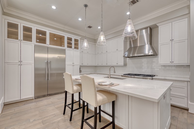1913 Revere Street Houston, TX 77019 - Photo 8 of 40 a kitchen that has a table and chairs in it