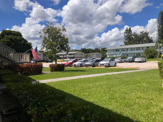 a view of a yard in front of the house