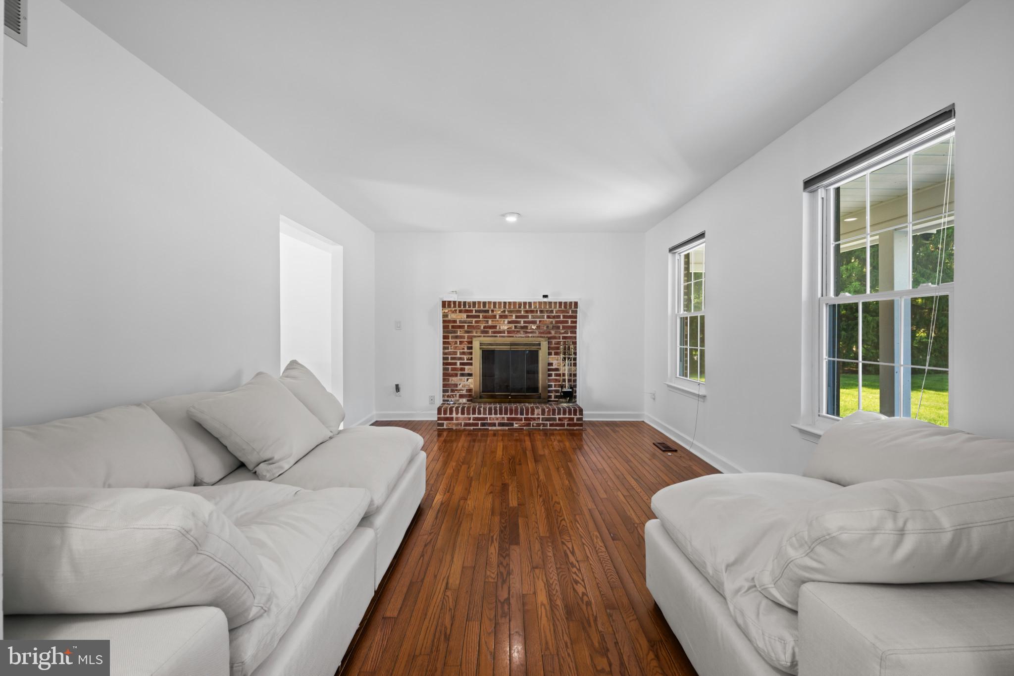 13054 Tarragon Road Reisterstown, MD 21136 - Photo 11 of 68 Living room