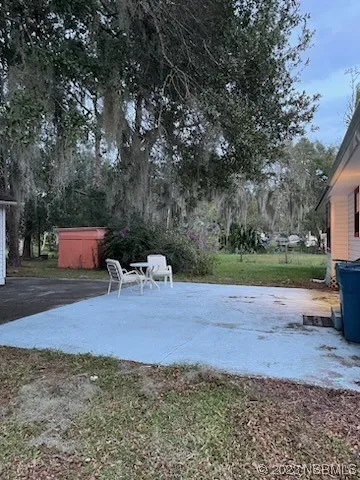 a view of a backyard