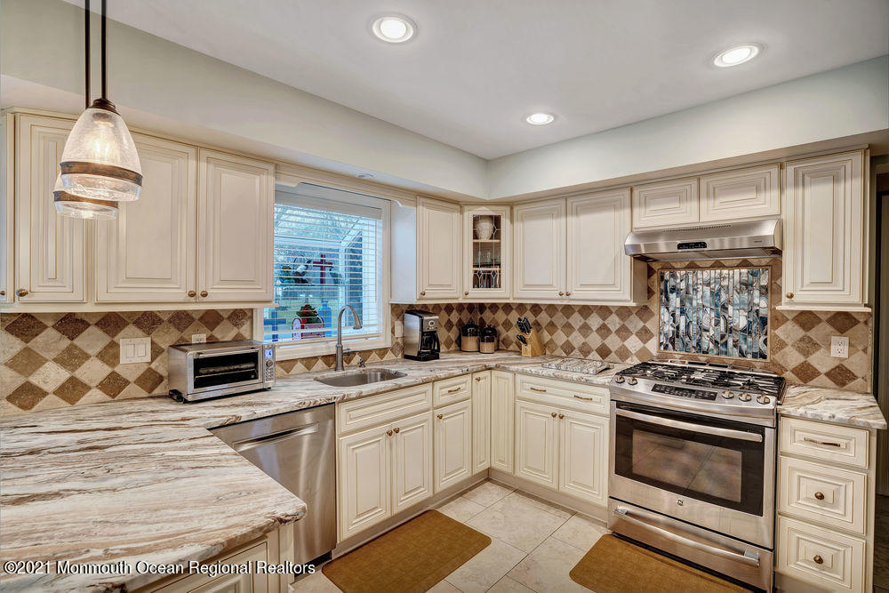 28 Pease Road Manalapan, NJ 07726 - Photo 16 of 34 023_dsc05292