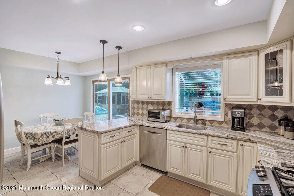 28 Pease Road Manalapan, NJ 07726 - Photo 10 of 34 017_dsc05257