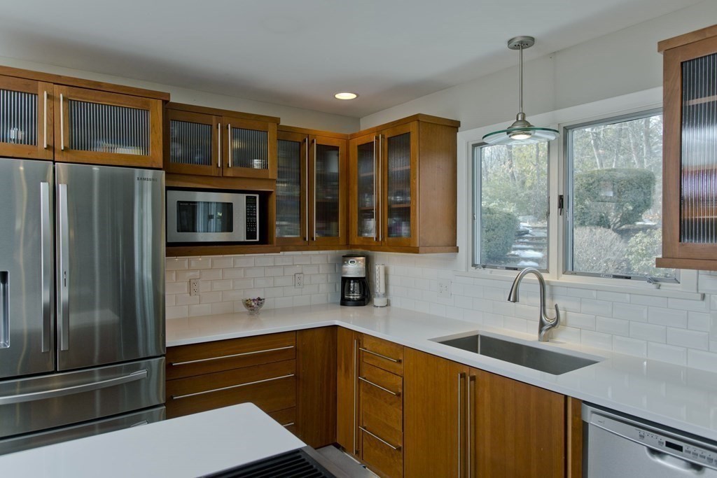 7 Longfellow Road Holyoke, MA 01040 - Photo 8 of 41