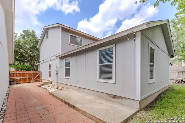 a view of backyard of the house