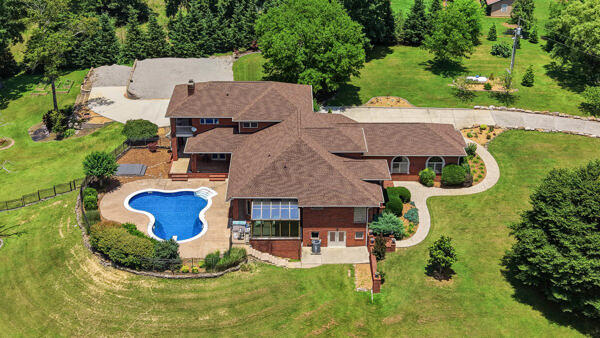 424 Hewgleys Road South Pittsburg, TN 37380 - Photo 1 of 53 All Brick on 3.35 private Acres