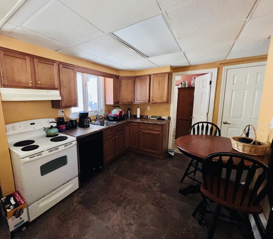 118 Beaconsfield Road Worcester, MA 01602 - Photo 2 of 19