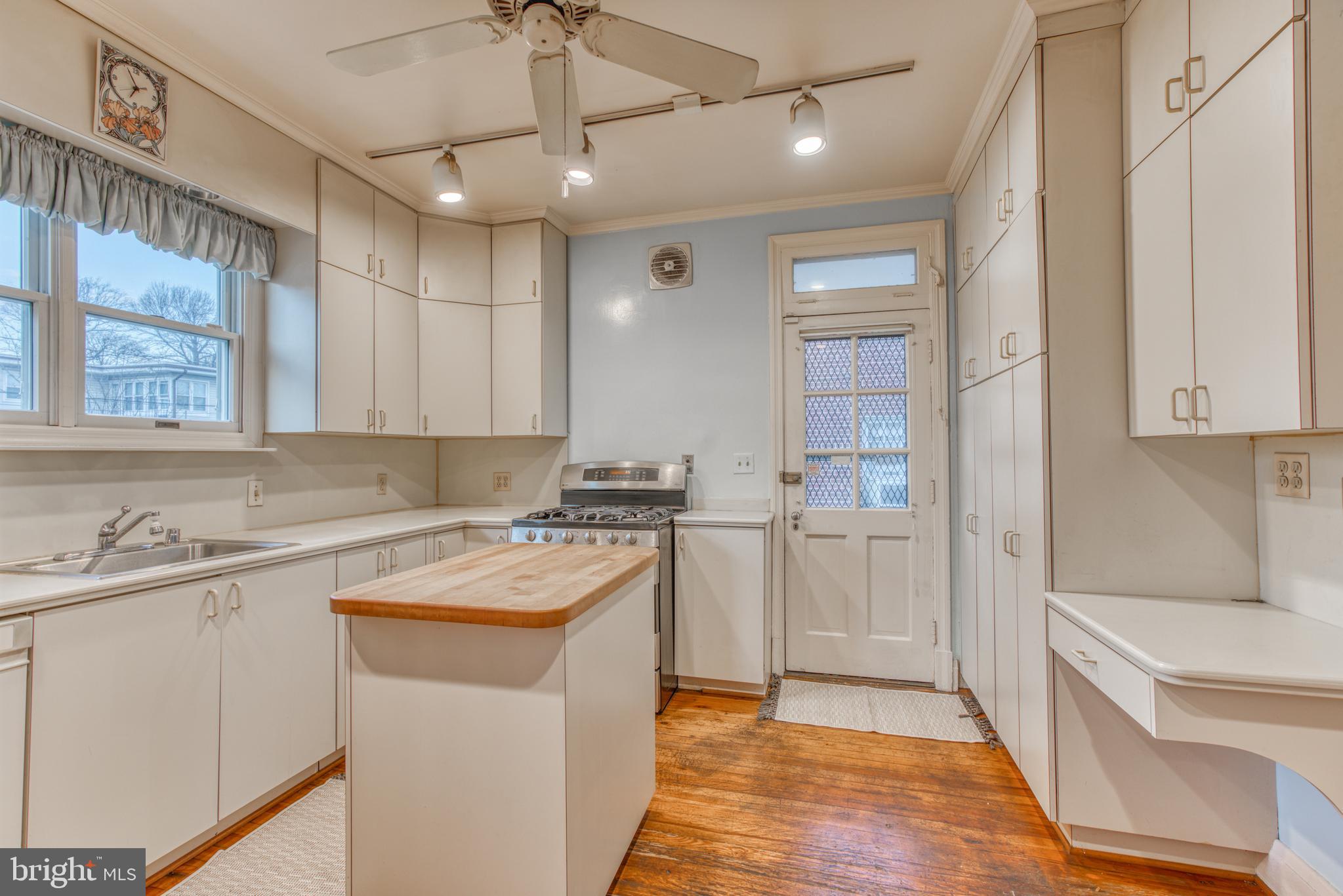 3504 Labyrinth Road Baltimore, MD 21215 - Photo 6 of 23