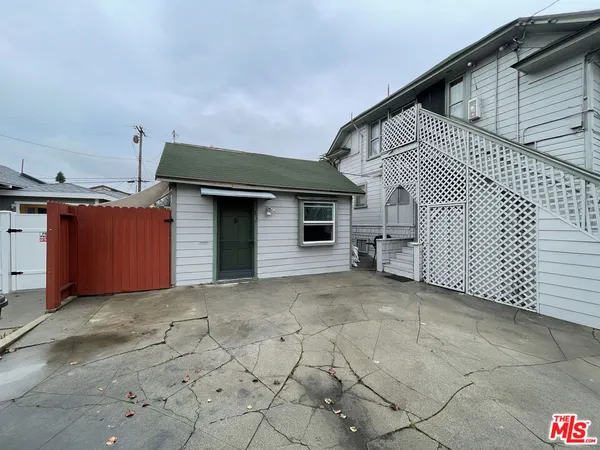 a view of a house with backyard