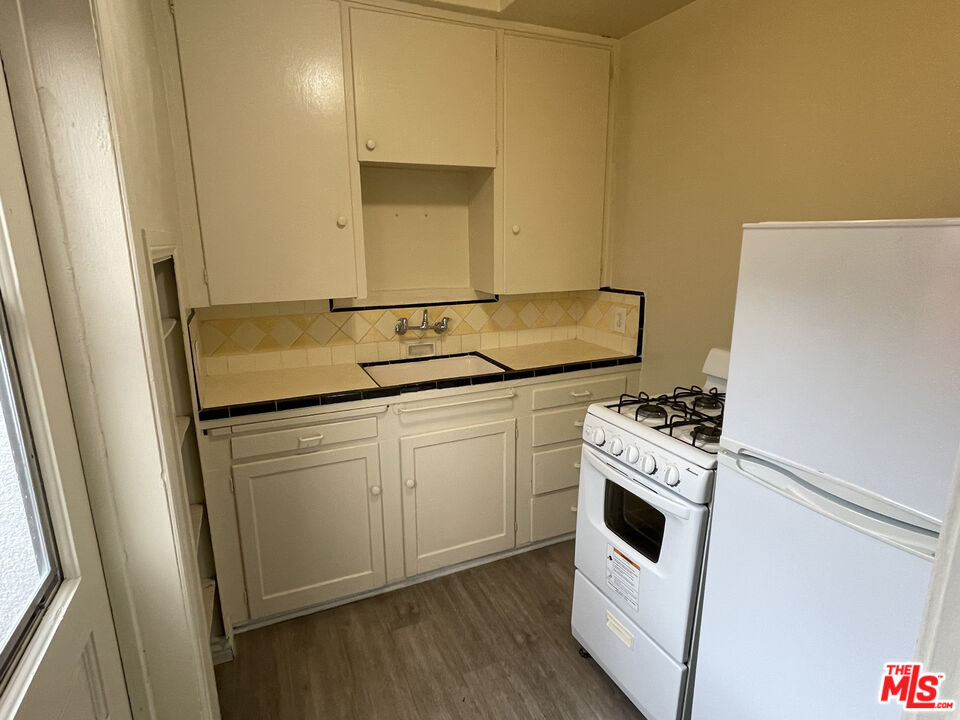 351 Temple Avenue, Unit E Long Beach, CA 90814 - Photo 10 of 17