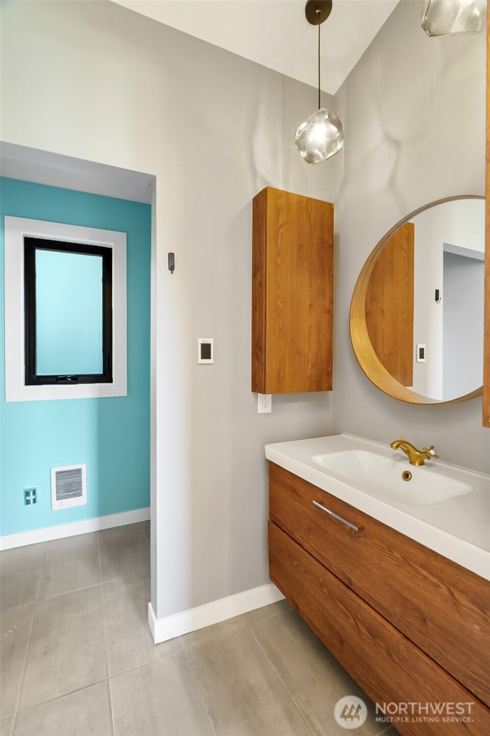 1645 South 272nd Street, Unit 55 Federal Way, WA 98003 - Photo 14 of 27 a bathroom with a sink a mirror and a bathtub
