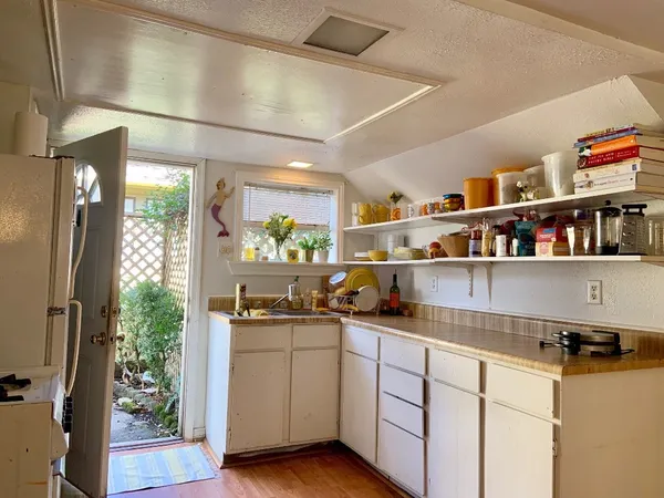 $925 | 822 Byrne Street, Unit B, Houston, TX 77009