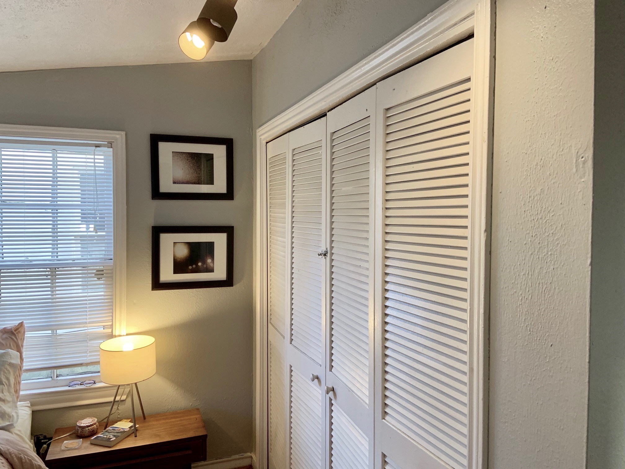 822 Byrne Street, Unit B Houston, TX 77009 - Photo 4 of 11 a view of a hallway with bathroom and a sink