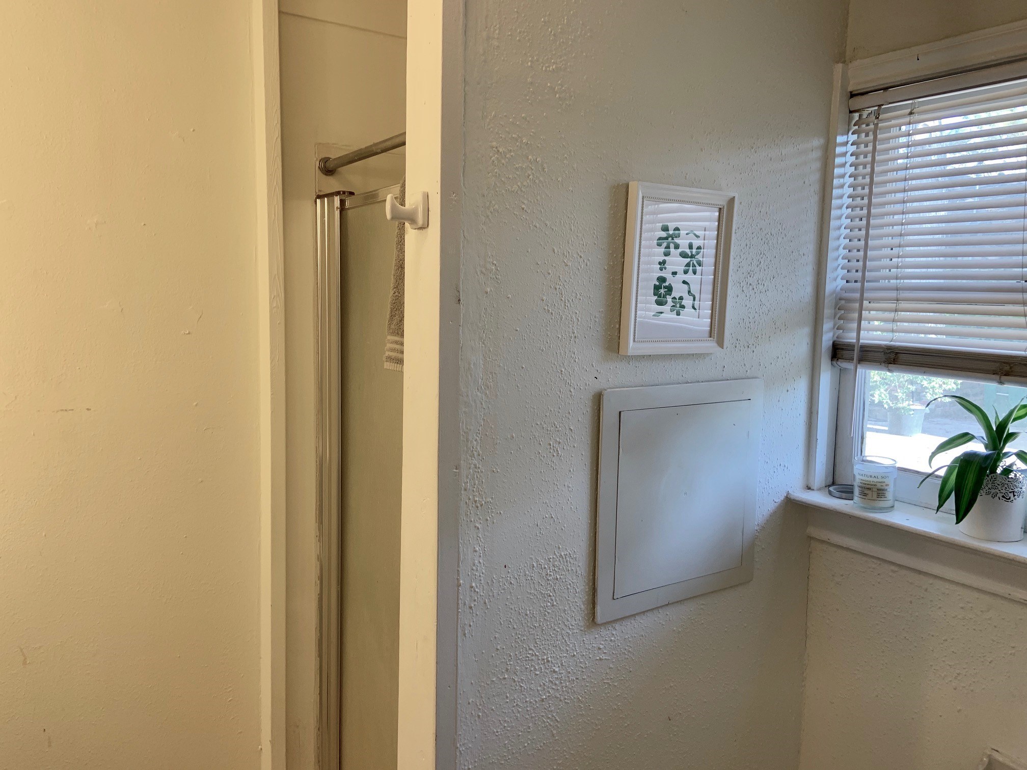 822 Byrne Street, Unit B Houston, TX 77009 - Photo 6 of 11 a bathroom with a shower and a window