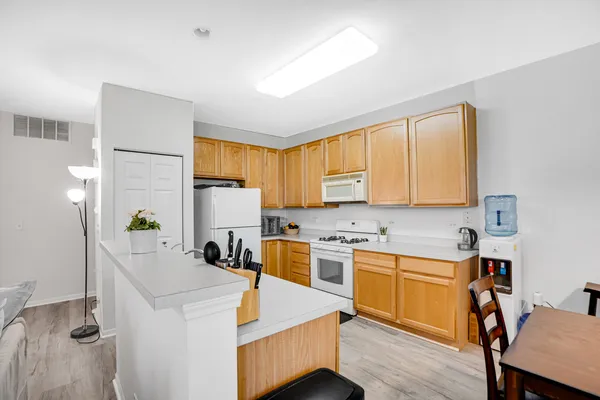 $3,550 | 1877 Crenshaw Circle, Unit 1877, Vernon Hills, IL 60061