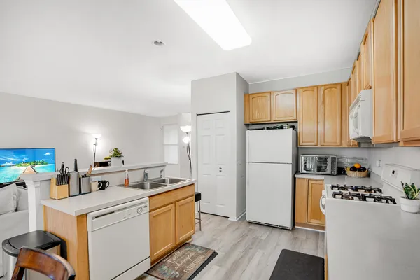 $3,550 | 1877 Crenshaw Circle, Unit 1877, Vernon Hills, IL 60061
