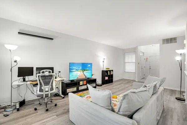 $3,550 | 1877 Crenshaw Circle, Unit 1877, Vernon Hills, IL 60061