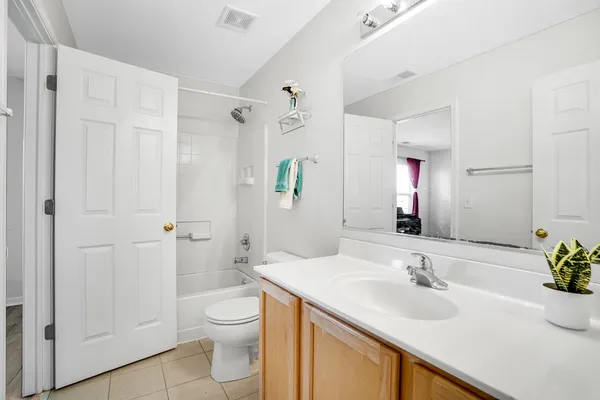 $3,550 | 1877 Crenshaw Circle, Unit 1877, Vernon Hills, IL 60061